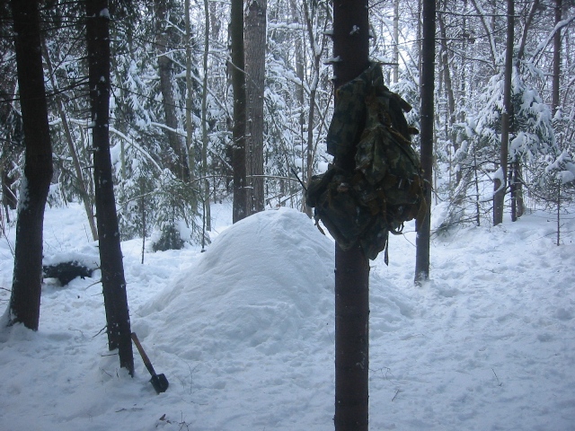 Сооружение укрытий для зимних ночёвок в лесу