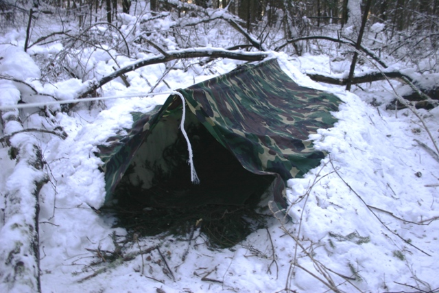 Сооружение укрытий для зимних ночёвок в лесу